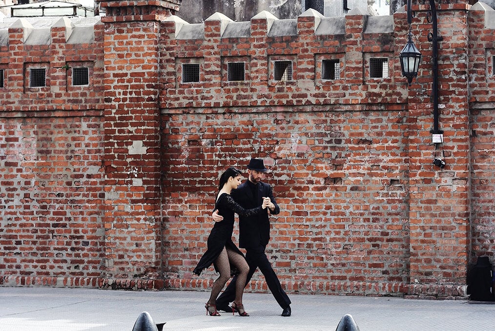 Two Tango dancers in front of a wall in Argentina